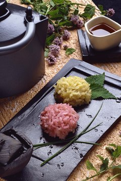 Jupiterimages/Comstock/Getty Images Glutinous rice supplies fiber and B vitamins.