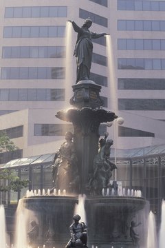 Cincinnati sits on the hills that border Kentucky.