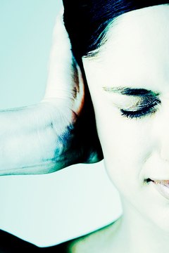 Hemera Technologies/AbleStock.com/Getty Images A balanced diet, rich in whole foods, improves oxygen levels in the brain.