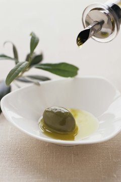 Jupiterimages/Comstock/Getty Images Olive oil is a healthy choice for cooking oil.