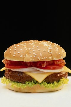 Hemera Technologies/Photos.com/Getty Images Method of preparation can affect a cheeseburger's calorie content.