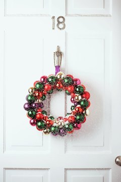 Red and green symbolize priests and parishioners.
