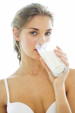 Goodshoot/Goodshoot/Getty Images Milk contains carbohydrates in the form of simple sugars.