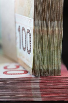 Jupiterimages/Photos.com/Getty Images You can hold cash in an IRA account.