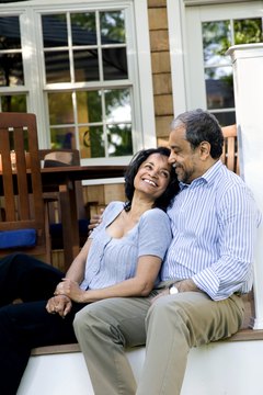 Certain phrases in Spanish indicate a friendly love while others indicate a romantic love.