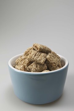 Jupiterimages/Comstock/Getty Images High-fiber foods have at least 5 grams of fiber per serving.