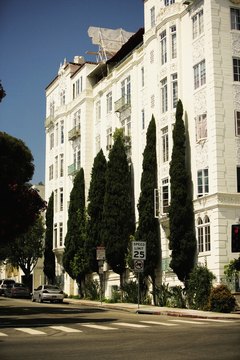 Medioimages/Photodisc/Photodisc/Getty Images Some people find apartment-style condo buildings to be convenient to their lifestyles.