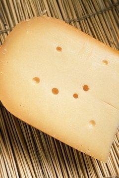 Eising/Photodisc/Getty Images An ounce of Gouda cheese contains about 100 calories.
