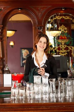 Jupiterimages/Photos.com/Getty Images Bar backing can be an apprenticeship for aspiring bartenders.