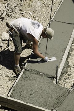 Hombre nivelando cemento del suelo