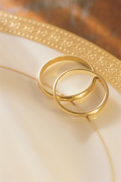 Muslim men may not wear gold wedding rings. Many opt for platinum or steel options instead.