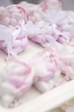 Jupiterimages/Comstock/Getty Images Wedding favors or giveaways should echo the theme of your wedding.