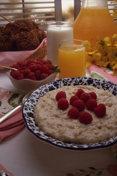 Jupiterimages/Comstock/Getty Images Oat meal and berries are rich in soluble fiber.