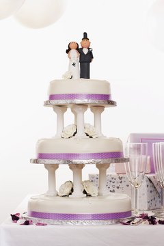 Wedding Cake Anniversary Tradition Synonym The Top Tier Of Wedding Cake Holds A Special Meaning