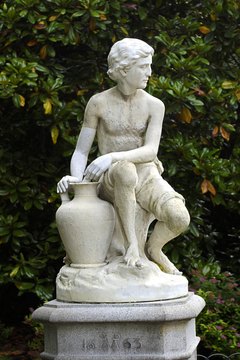 Religious statues fall under the umbrella of idolatry according to Judaism.