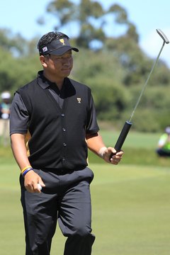 K.J. Choi's oversize putting grip helped him win the 2011 TPC on the PGA Tour.
