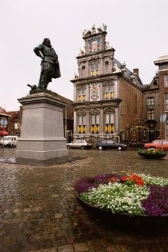 Make a cake with elements of baroque architecture.