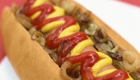 Sirve tus perros calientes tan pronto estén listos los panes.