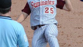 Los jugadores de béisbol universitario tienen reglas específicas de bates a seguir.