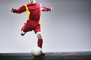 ¿Con qué fuerza promedio patea el balón un jugador de fútbol?