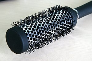 Cómo limpiar los cepillos para el cabello con vinagre