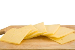 Nutrición en una rebanada de queso americano