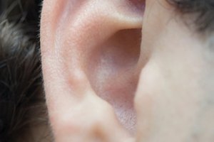 Cómo remover un punto negro en el oído