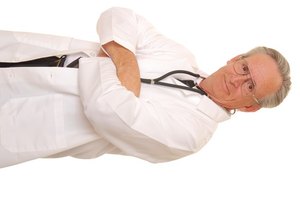 ¿Qué órganos producen testosterona además de los testículos?