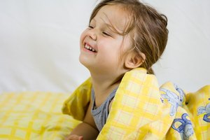 ¿Cuáles son las señales de peligro que se deben buscar cuando los niños se caen de una cama?