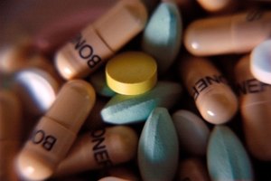 ¿La vitamina B12 interactúa con otros medicamentos?