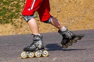 ¿Cómo difiere el patinaje en linea del patinaje de cuatro ruedas?