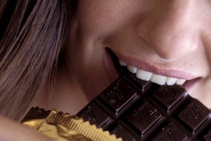 Información nutricional de una onza de chocolate negro