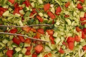 Datos nutricionales en una ensalada de lechuga y tomate 