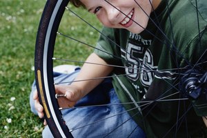 Cómo reparar una rueda deforme de bicicleta