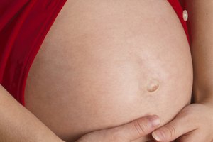 Un vientre con moretones en la parte inferior durante el embarazo