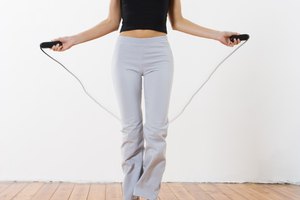 Cómo brincar la cuerda para perder la grasa alrededor de la cadera
