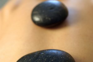 Cómo preparar piedras calientes para un masaje relajante