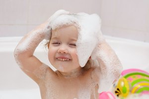 Cómo deshacerte de las pulgas en el cabello de tu hijo