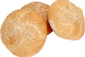 ¿Cuántas calorías hay en un bollo grande de pan blanco?