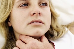 Cómo deshacerte de una glándula inflamada en la garganta