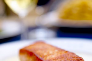 Cómo cocinar los filetes de salmón en la estufa