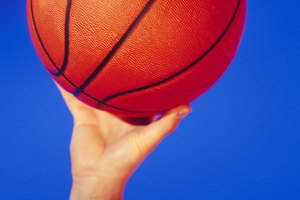 Cómo reparar una fuga en una pelota de baloncesto 