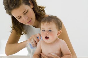 ¿Puede la costra láctea hacer que el cabello de un bebé se caiga?