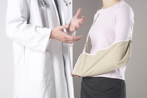 Cómo combatir el dolor en un brazo después de una fractura