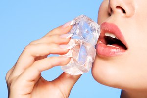 Cómo desinflamar un labio hinchado 