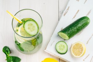 ¿Cuáles son los beneficios del jugo de pepino con limón?