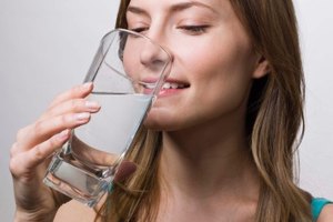 ¿Puedo beber un galón de agua por día para bajar de peso?