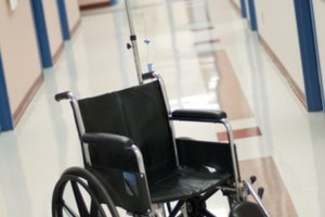 La técnica adecuada de levantamiento para asistir a las personas mayores