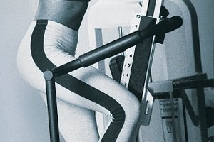 ¿Qué máquina de ejercicio trabaja el músculo tensor de la fascia lata?