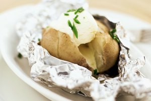 Cómo hacer papas al horno en papel de aluminio